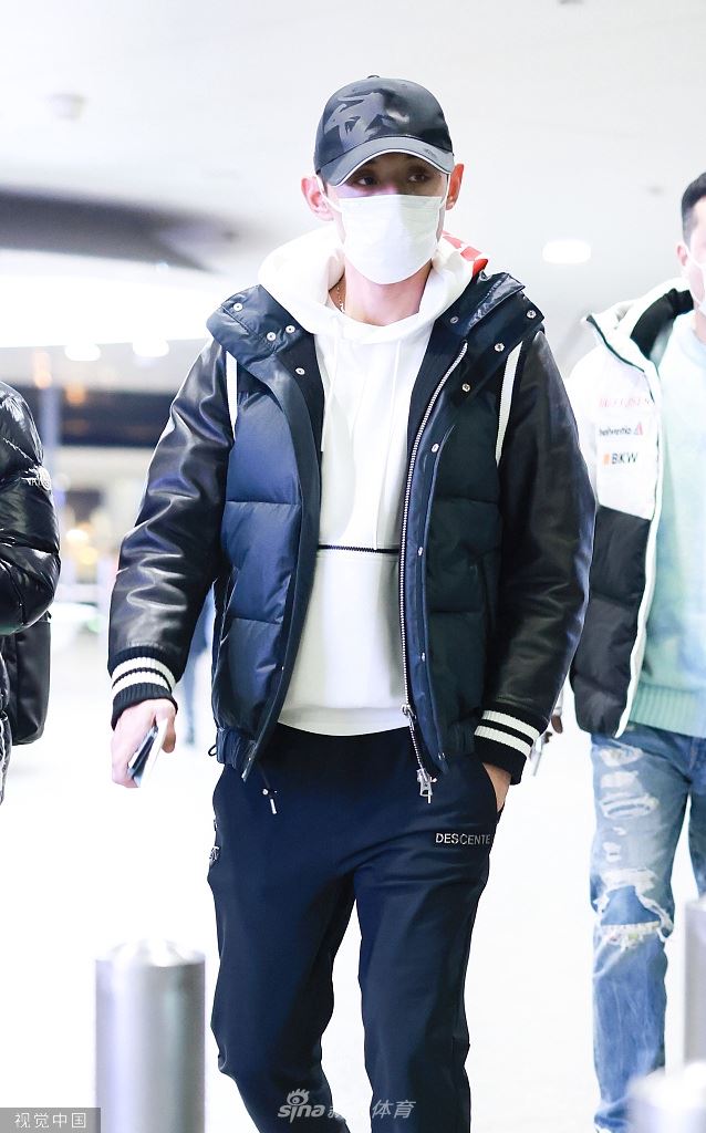 张继科黑白look简约大气 插兜前行气场全开（张继科黑白对比）