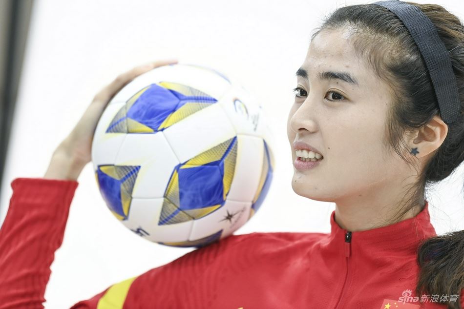 中国女足拍摄写真花絮 赵丽娜水庆霞领衔（中国女足赵丽娜照片）