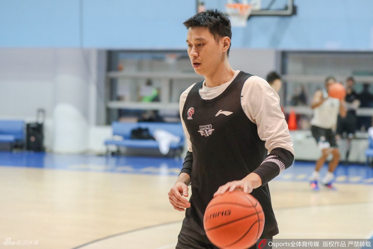 北京首钢训练备战CBA 林书豪首次亮相（北京首钢再次追逐林书豪）