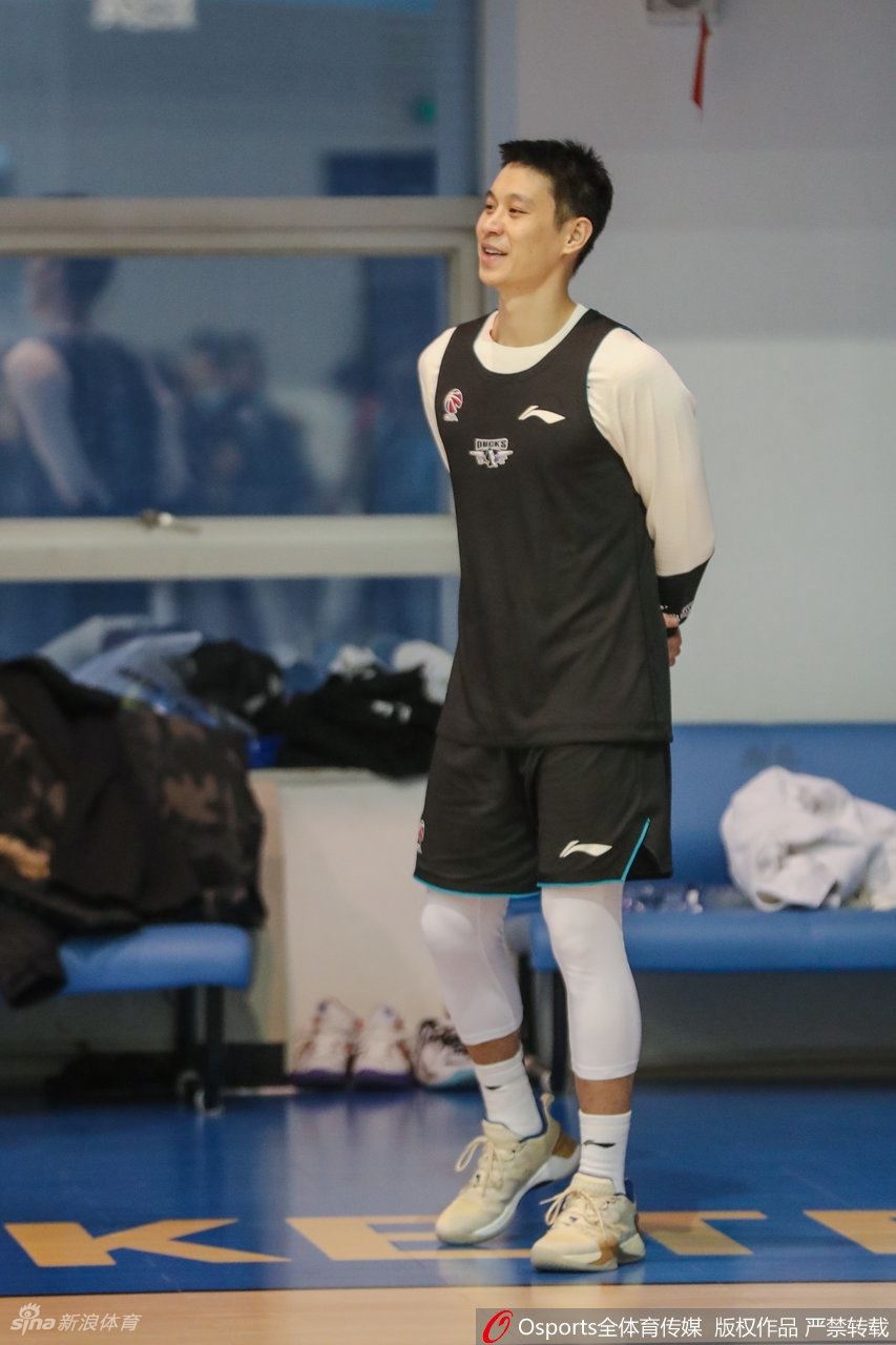 北京首钢训练备战CBA 林书豪首次亮相（北京首钢再次追逐林书豪）