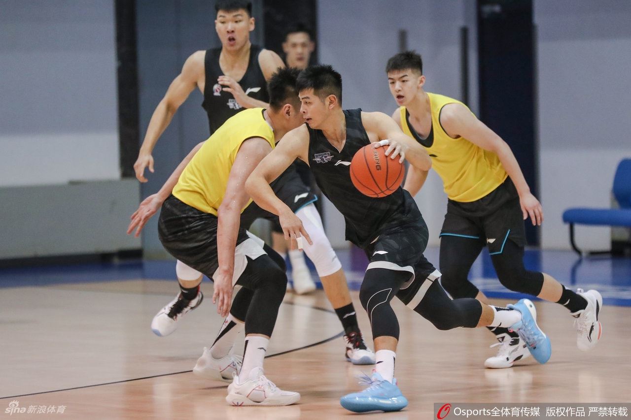 北京首钢训练备战CBA 林书豪首次亮相（北京首钢再次追逐林书豪）