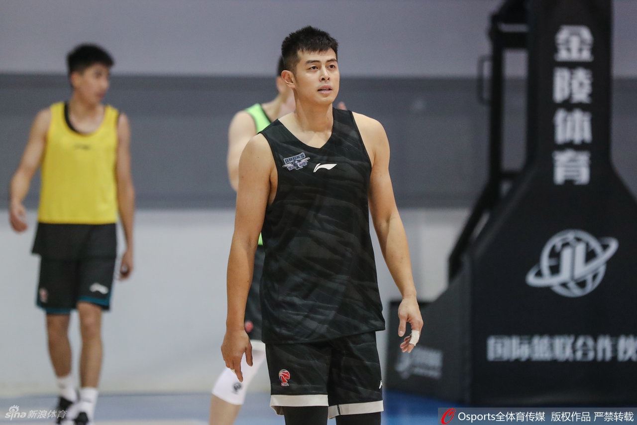 北京首钢训练备战CBA 林书豪首次亮相（北京首钢再次追逐林书豪）