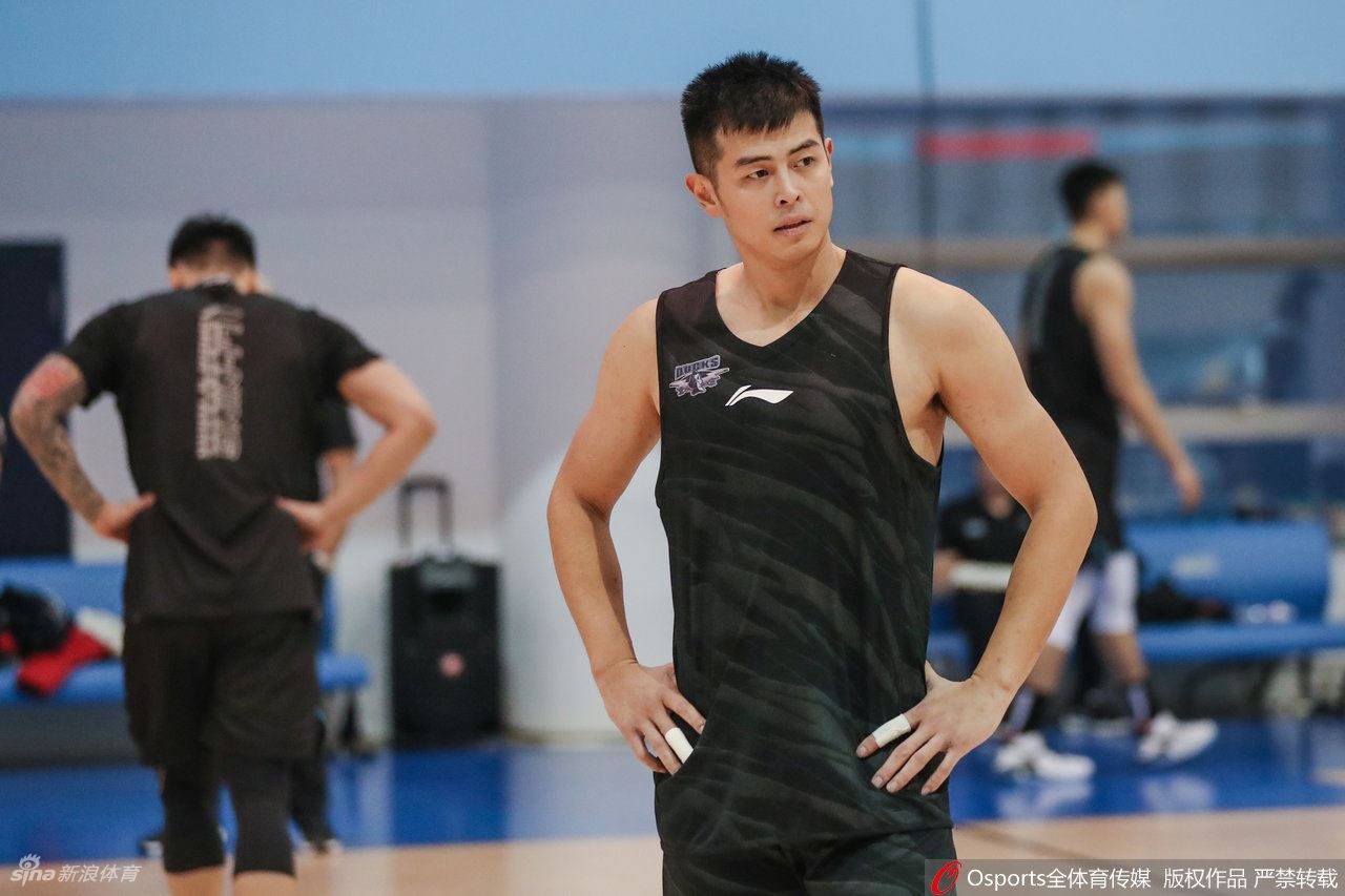 北京首钢训练备战CBA 林书豪首次亮相（北京首钢再次追逐林书豪）