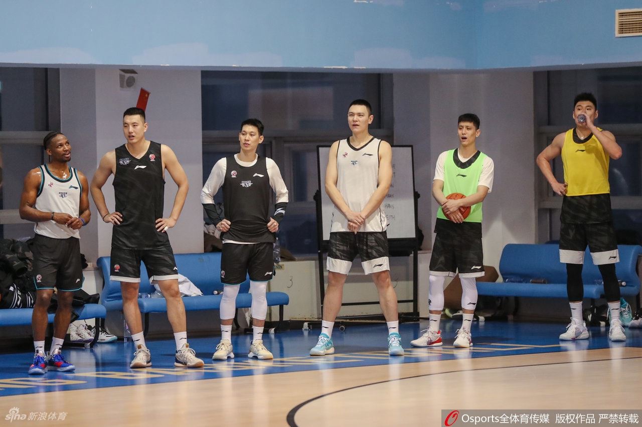 北京首钢训练备战CBA 林书豪首次亮相（北京首钢再次追逐林书豪）