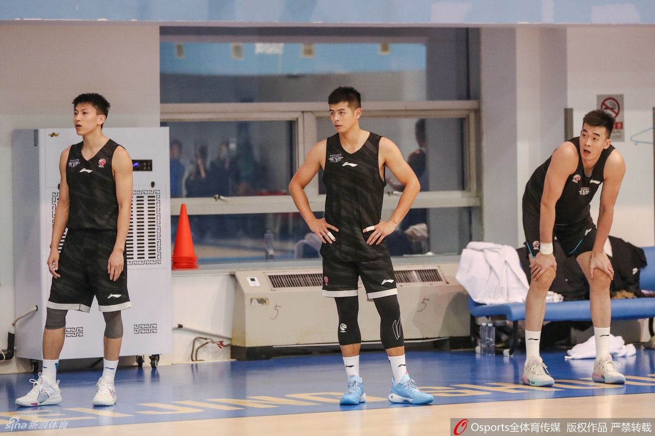 北京首钢训练备战CBA 林书豪首次亮相（北京首钢再次追逐林书豪）