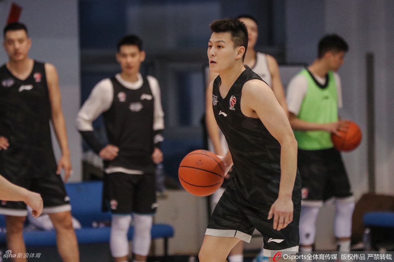 北京首钢训练备战CBA 林书豪首次亮相（北京首钢再次追逐林书豪）