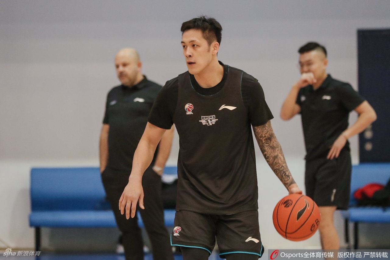 北京首钢训练备战CBA 林书豪首次亮相（北京首钢再次追逐林书豪）