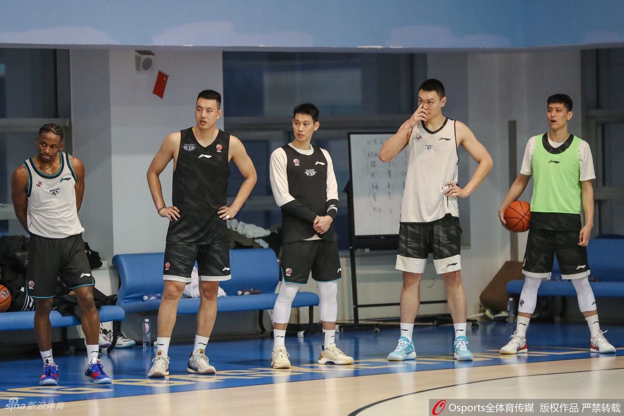北京首钢训练备战CBA 林书豪首次亮相（北京首钢再次追逐林书豪）