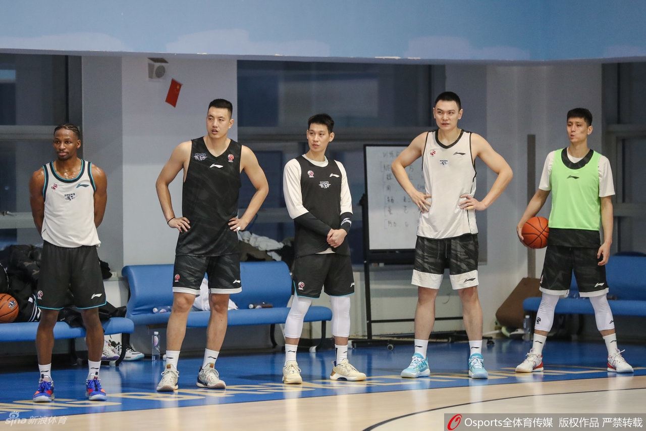 北京首钢训练备战CBA 林书豪首次亮相（北京首钢再次追逐林书豪）