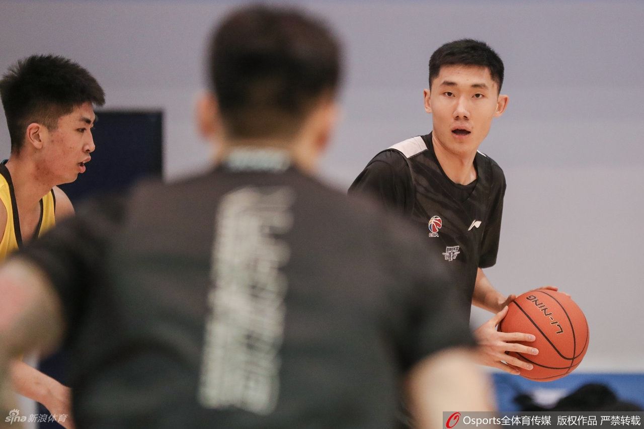 北京首钢训练备战CBA 林书豪首次亮相（北京首钢再次追逐林书豪）