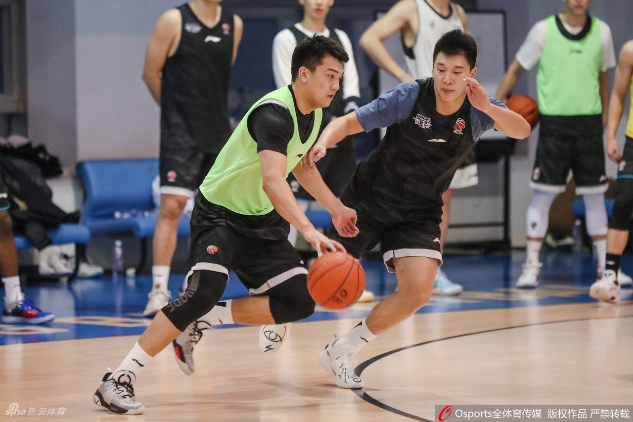 北京首钢训练备战CBA 林书豪首次亮相（北京首钢再次追逐林书豪）