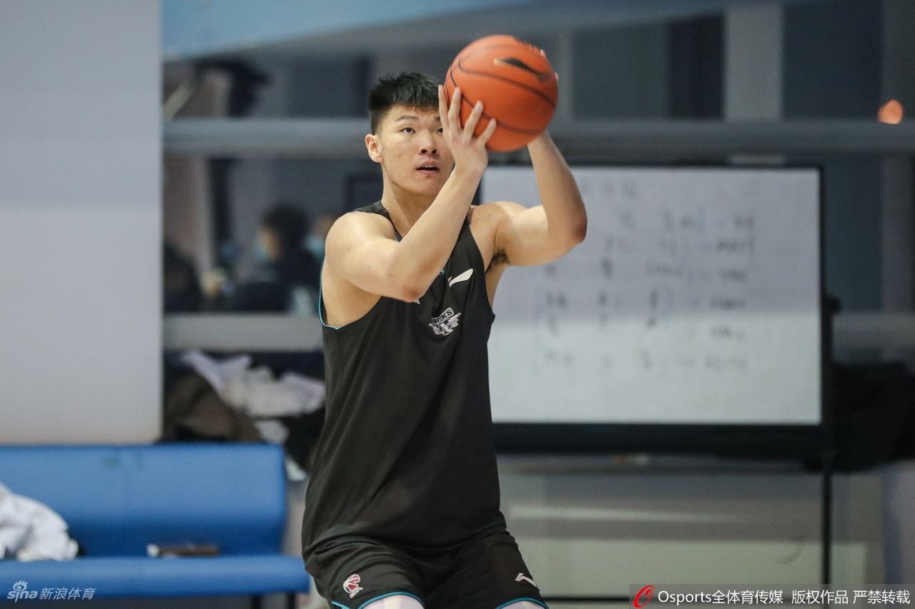 北京首钢训练备战CBA 林书豪首次亮相（北京首钢再次追逐林书豪）