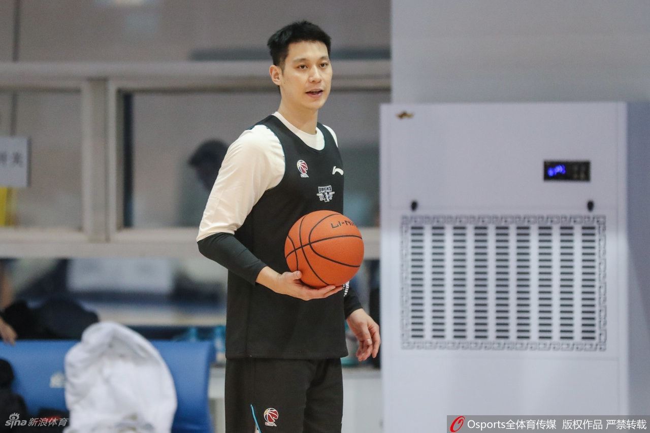 北京首钢训练备战CBA 林书豪首次亮相（北京首钢再次追逐林书豪）