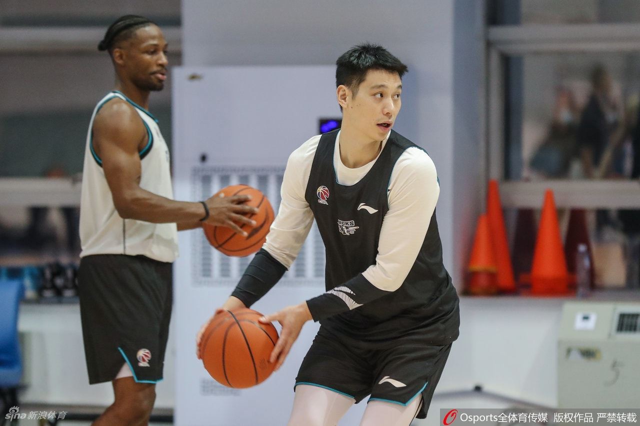 北京首钢训练备战CBA 林书豪首次亮相（北京首钢再次追逐林书豪）