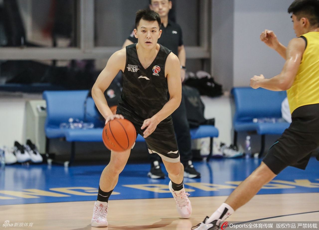 北京首钢训练备战CBA 林书豪首次亮相（北京首钢再次追逐林书豪）