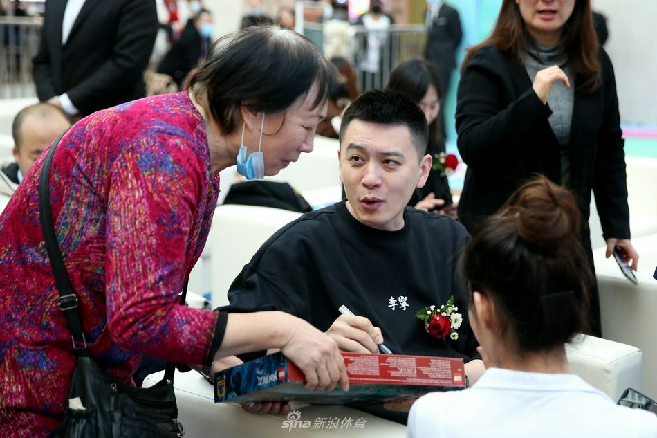 辽篮主教练杨鸣携队员付豪出席活动（辽篮主教练杨鸣携队员付豪出席活动了吗）