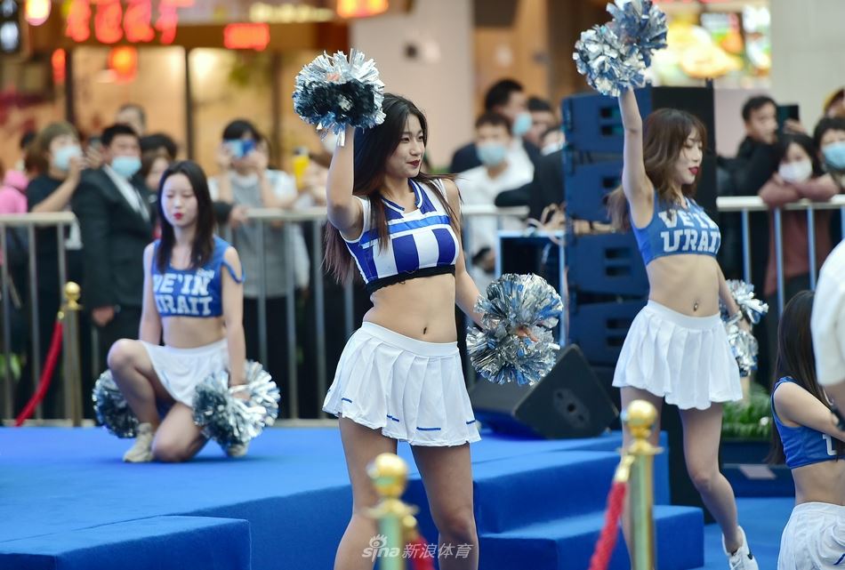 辽篮体育活动现场 篮球宝贝不惧寒冷热舞大放异彩（辽宁篮球宝贝）