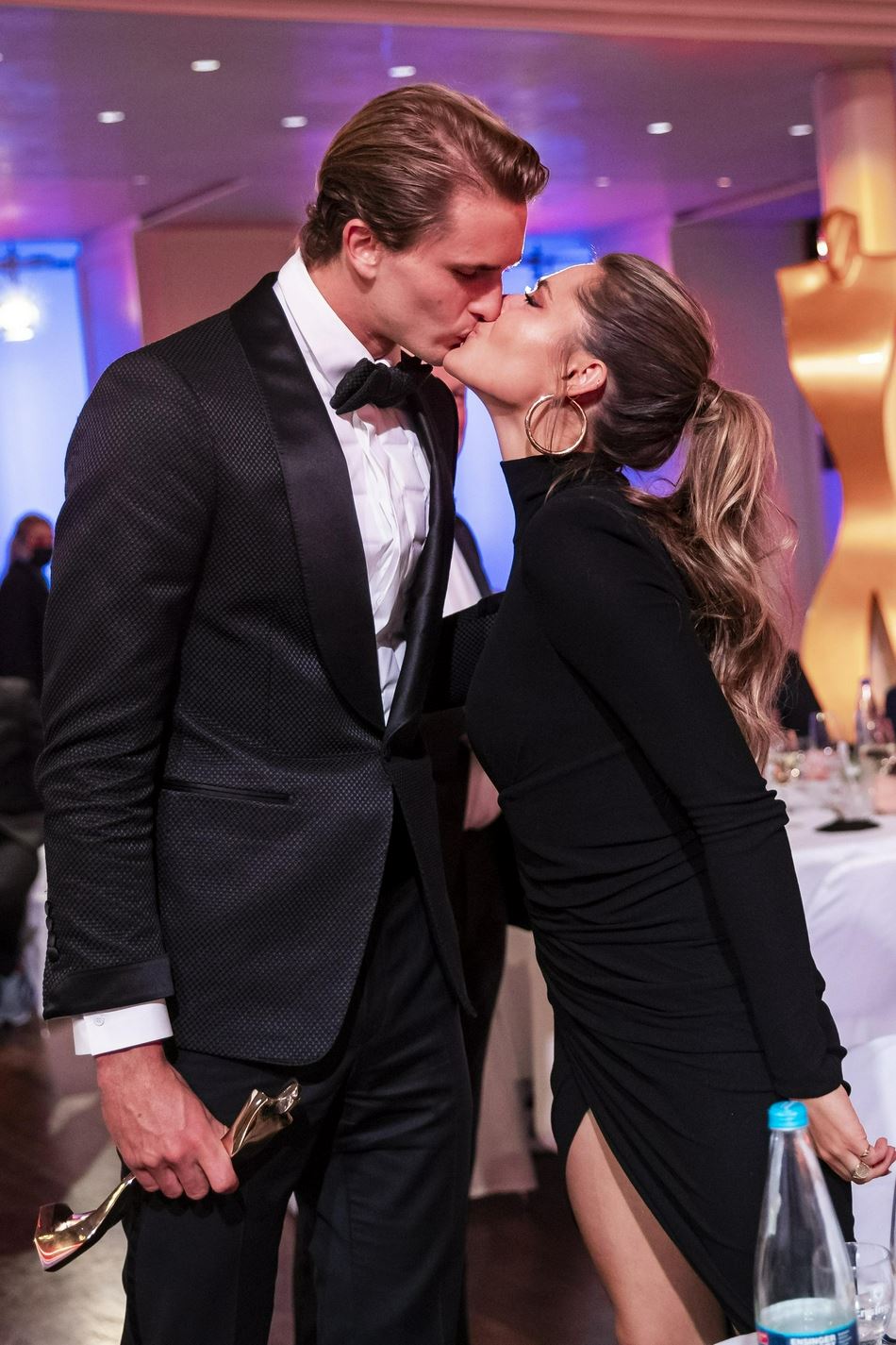 2021德国年度体育人物颁奖典礼 亚历山大-兹维列夫携女友亮相红毯（德国网球选手兹维列夫）