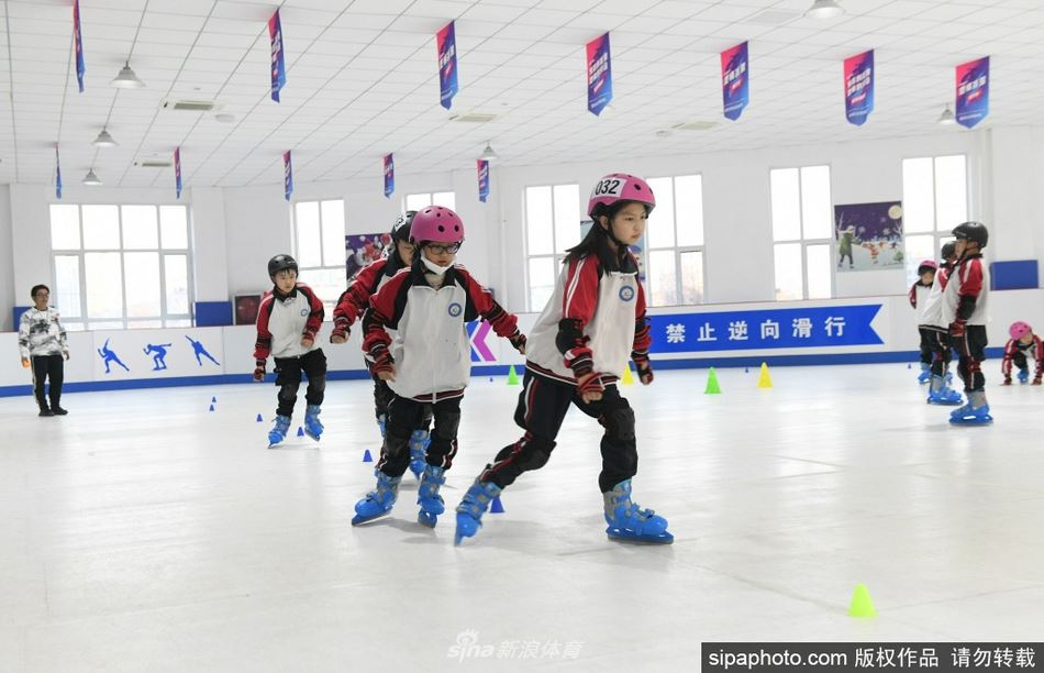 河北石家庄：冰雪运动进校园（石家庄冰雪运动会）