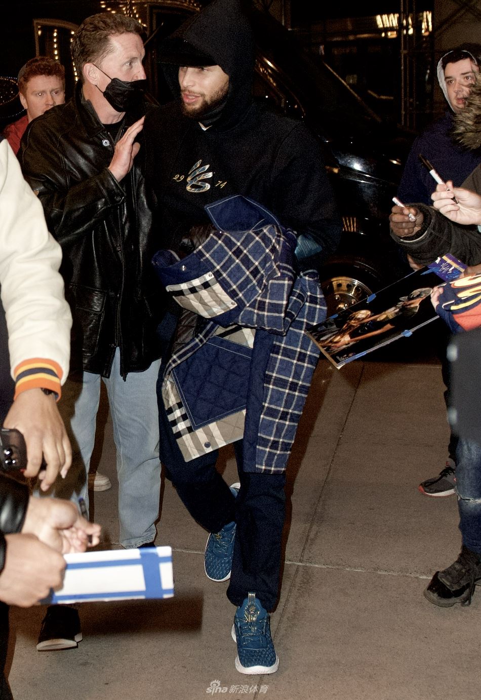 库里现身纽约街头 偶遇大批粉丝人气十足（库里想去纽约）