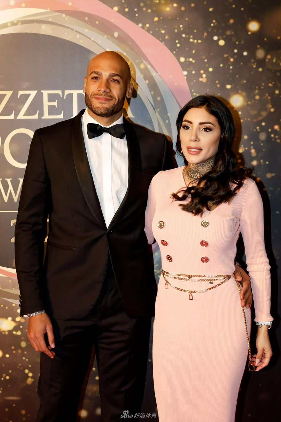 东京奥运百米飞人雅各布斯携爱妻出席颁奖典礼（东京奥运会百米冠军雅各布斯）