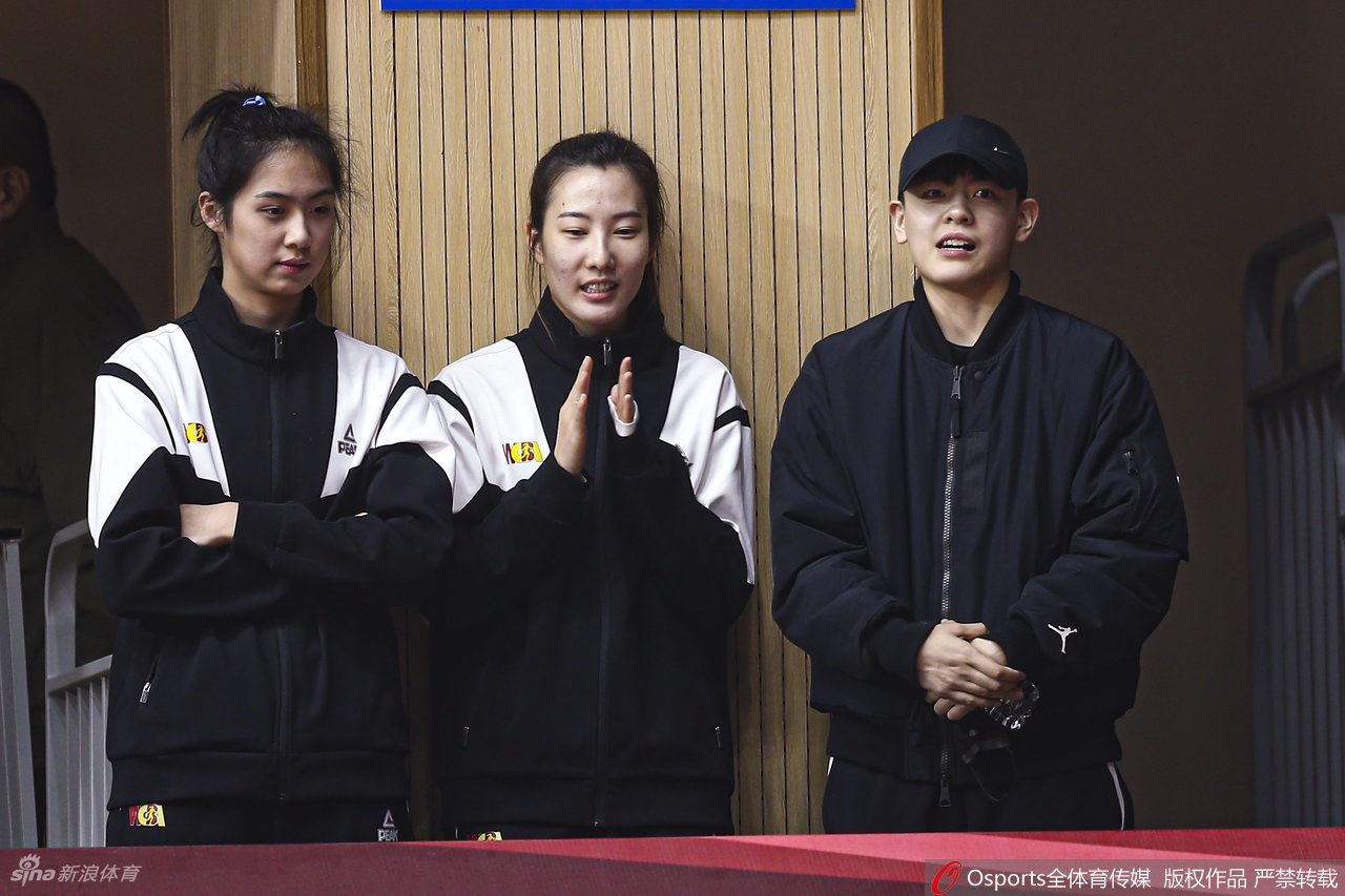 卓识杨舒予场边观战WCBA巅峰对决