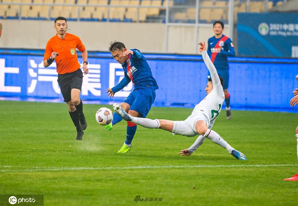 [中超]上海申花3-0青岛 敦比亚独造3球（申花队敦比亚）