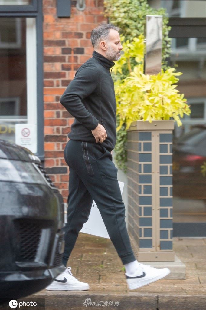 吉格斯现身曼彻斯特街头 休闲装打扮身材略显发福（吉格斯在曼联的地位）