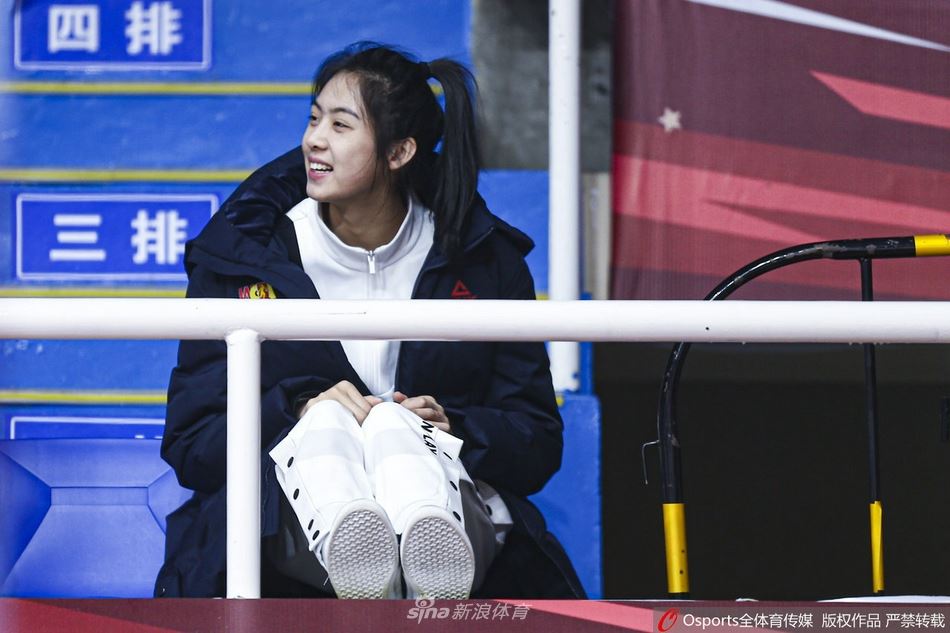 卓识场边为队友加油鼓劲