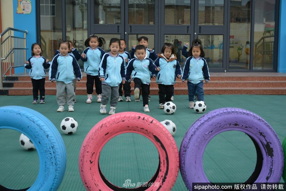 萌娃乐享“足球嘉年华”（少儿足球嘉年华）