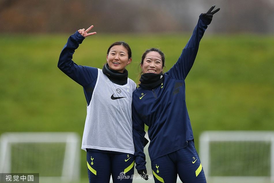 热刺女足训练备战 唐佳丽与队友开心合影（热刺女足唐佳丽进球）