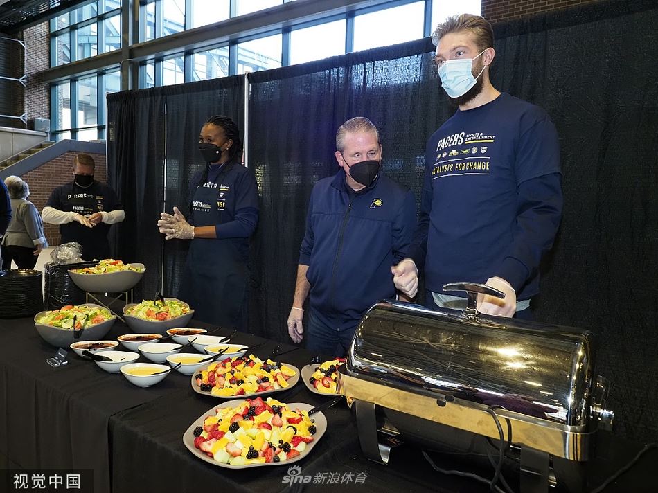 步行者奉献季系列活动 萨博尼斯领衔分发食物（步行者的萨博尼斯）