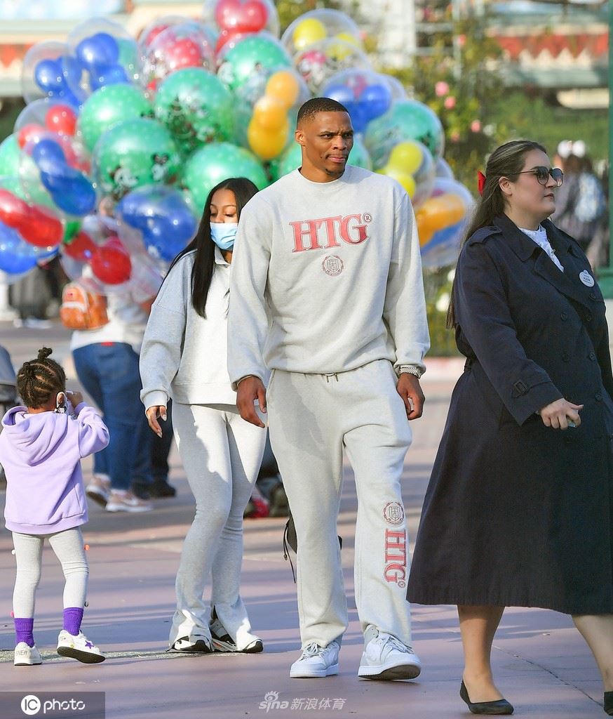 威少携全家畅游迪士尼（威少携全家畅游迪士尼视频）