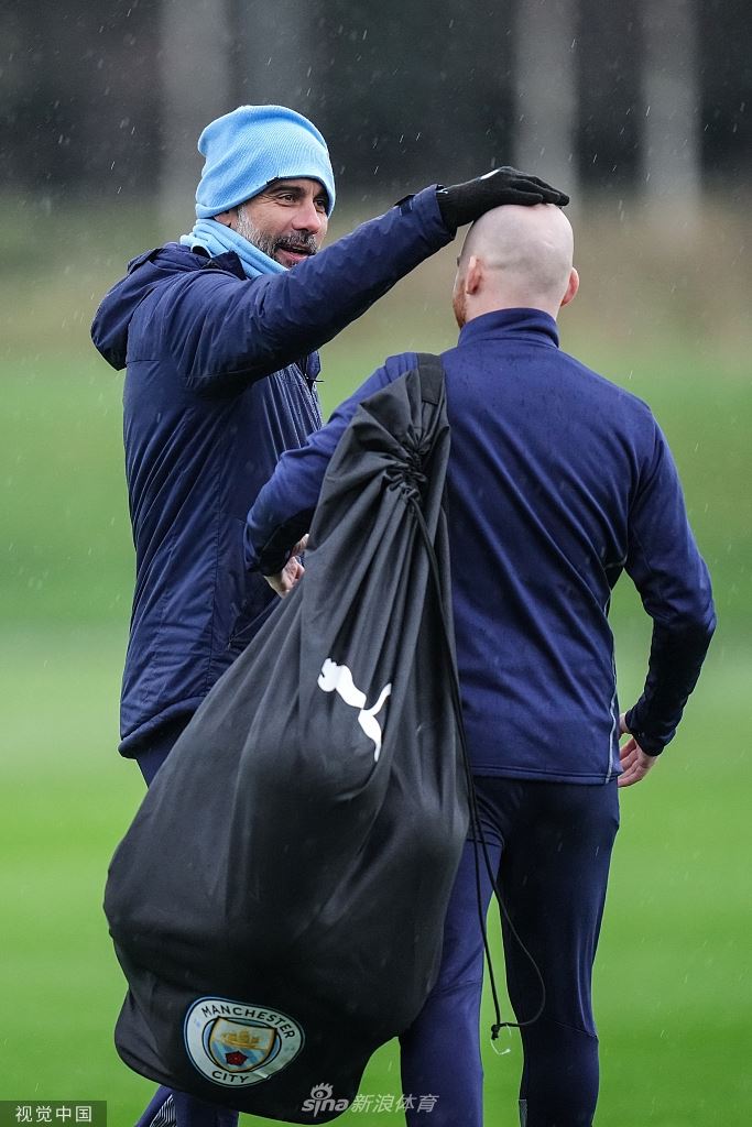 曼城备战 瓜迪奥拉训练场上演“摸头杀”（曼城瓜迪奥拉阵型）