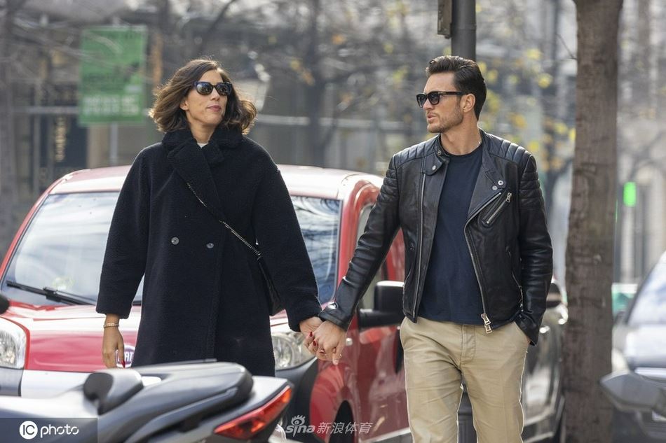 穆古鲁扎与男友现身马德里街头 两人一路手牵手恩爱甜蜜（穆古鲁扎漂亮吗）