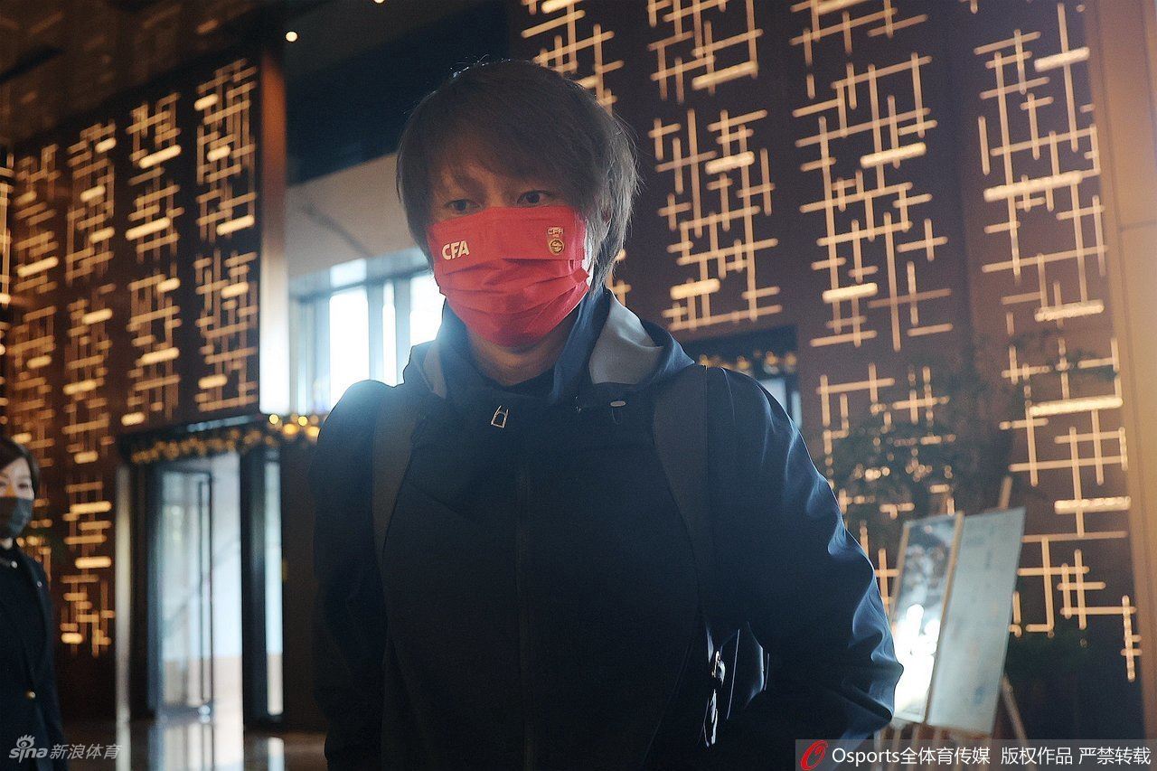 国足结束隔离观察前往上海 李铁一脸凝重（李铁,国足）