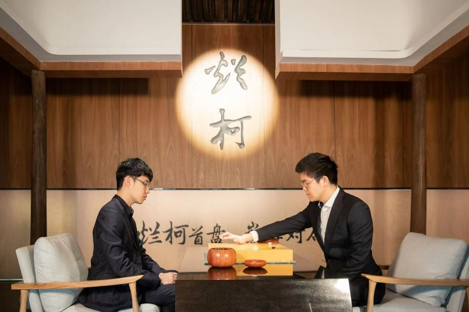 高清-烂柯谱第一局比赛现场 柯洁连笑书写围棋历史（柯洁谈烂柯杯的名字）