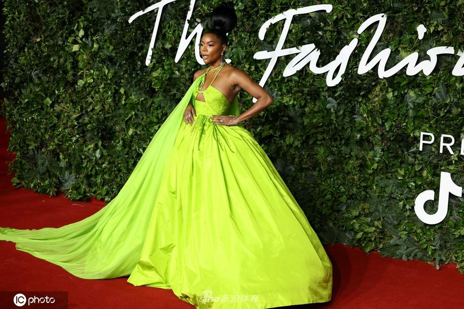 韦德爱妻出席英国时尚颁奖典礼 绿色拖地礼服闪耀红毯