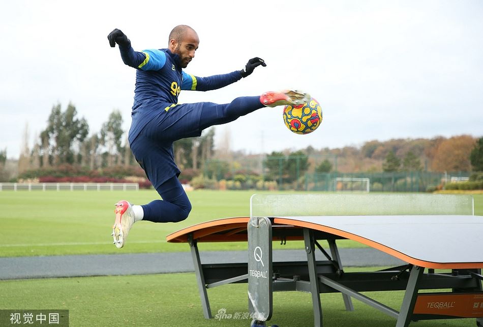 [英超]热刺训练备战 众将桌上足球秀脚法（热刺踢法）