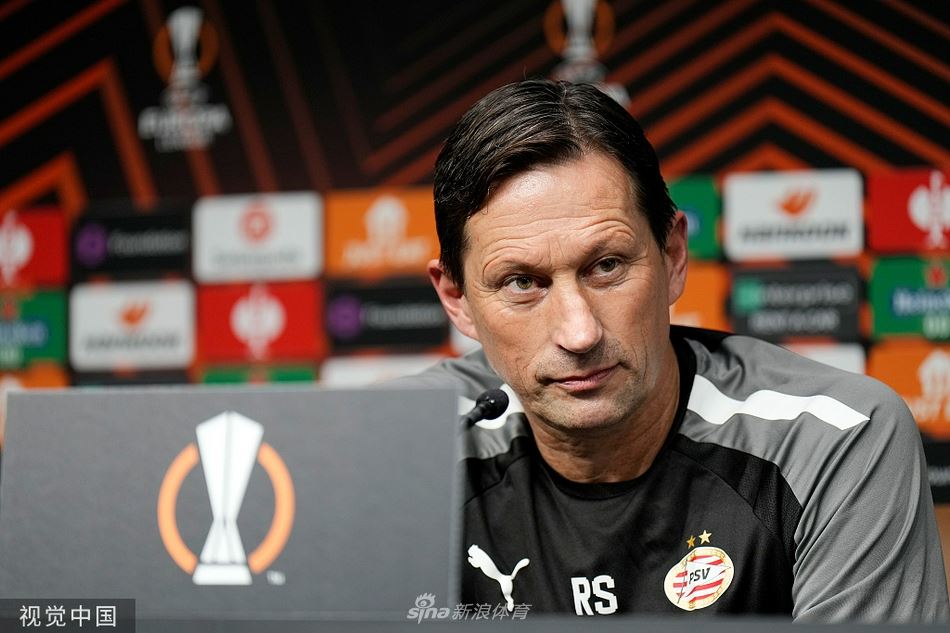 埃因霍温训练并召开发布会 罗杰·施密特出席（埃因霍温主教练施密特）