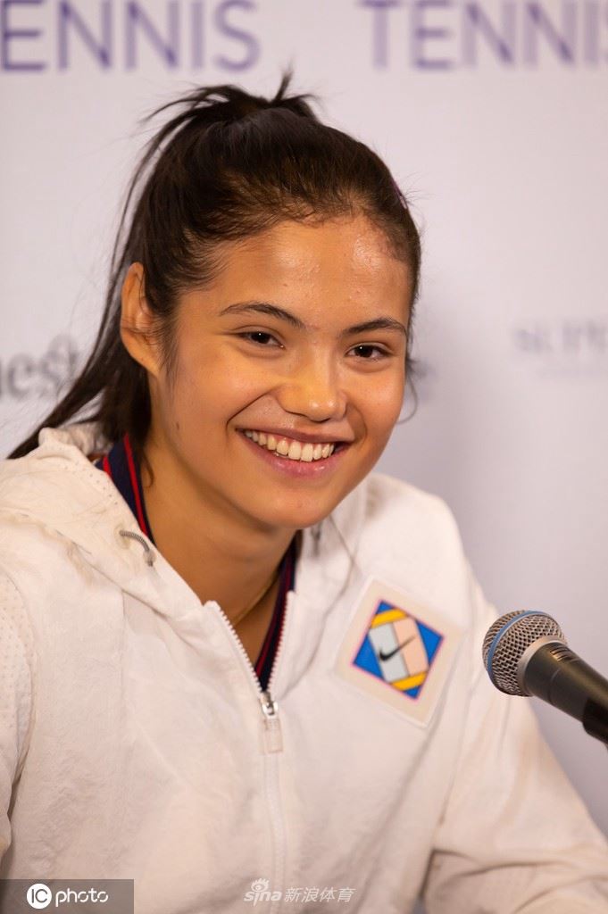 拉杜卡努出战ATP表演赛 赛后出席新闻发布会笑容满面（拉杜卡努半决赛赛后采访）