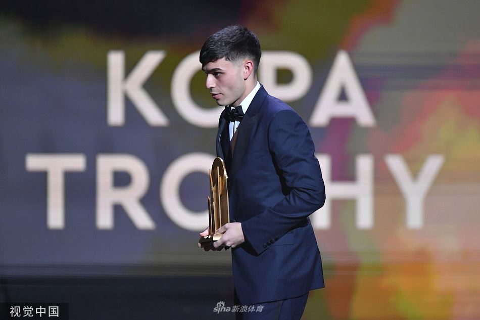 佩德里荣膺科帕奖 卡纳瓦罗出席颁奖（卡纳瓦罗佩佩）