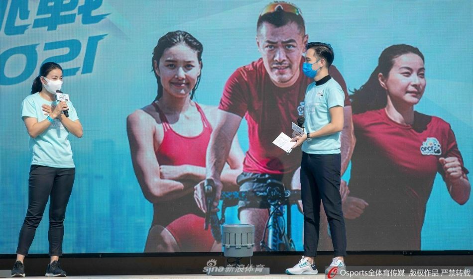 香港慈善接力挑战三项铁人赛：郭晶晶出席与粉丝友好合影（香港杰出运动员郭晶晶）