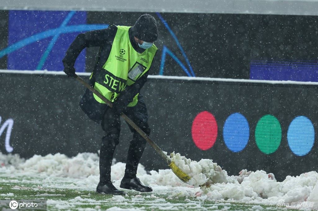大雪逼停欧冠小组赛比赛 亚特兰大主场一片白茫茫（亚特兰大欧冠小组赛比分）