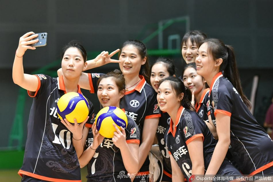 北京汽车队官方写真拍摄花絮 队员亲密合影（北京汽车男排百科）