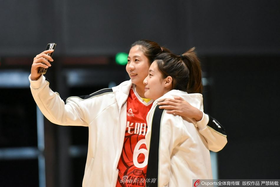 “气氛担当”金软景与队友亲密合影（金软景有多厉害）