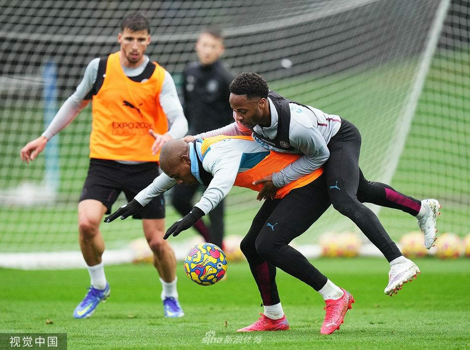 曼城训练备战 斯特林积极拼抢费鸟（曼城卖掉斯特林）