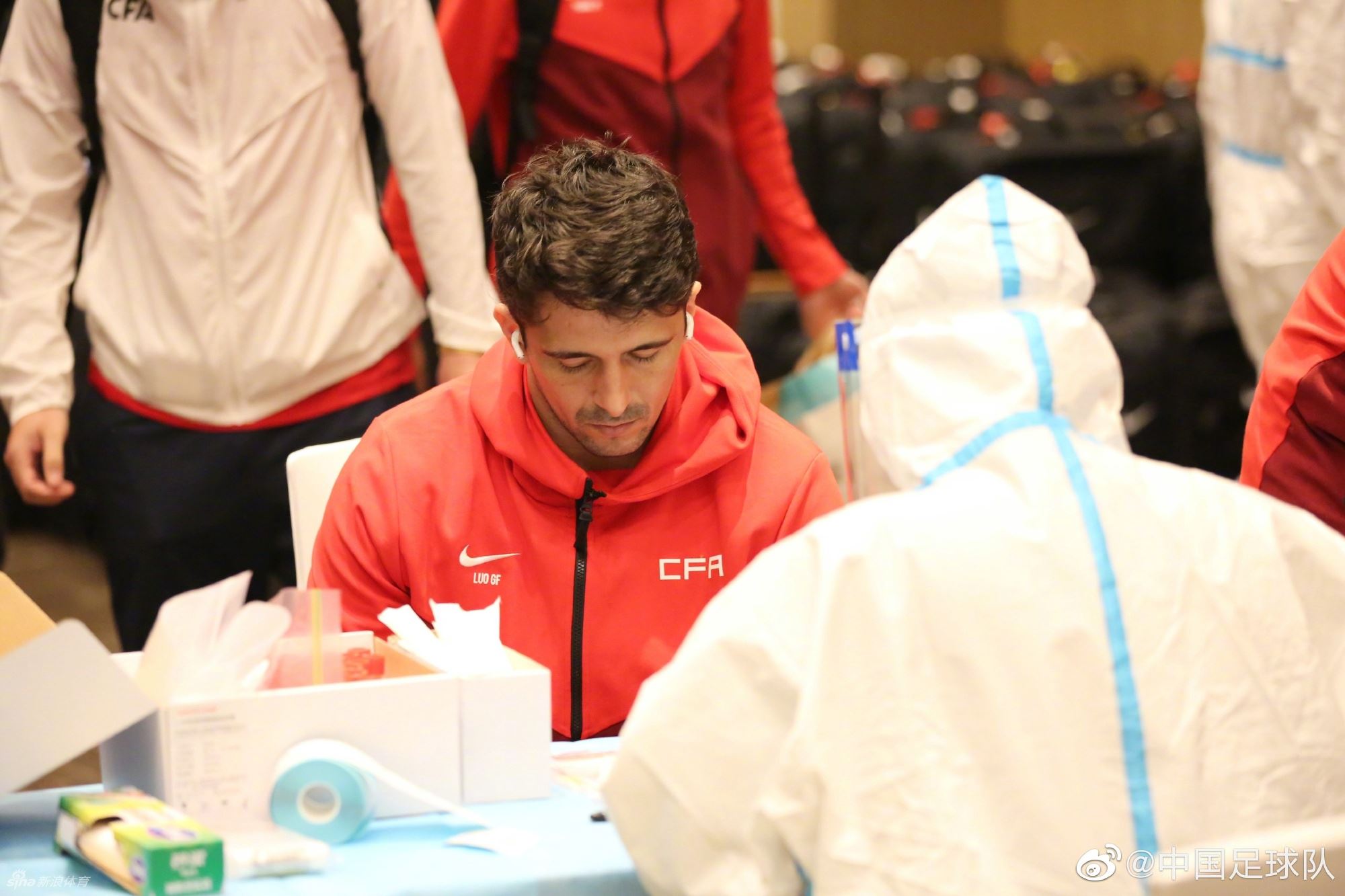 国足全体抵达苏州 开始进行集中隔离（国足在苏州开始集中隔离）