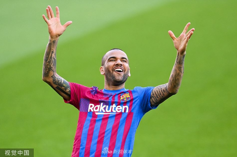 巴萨召开发布会欢迎阿尔维斯 二爷手舞足蹈喜笑颜开（巴萨的阿尔维斯叫啥）