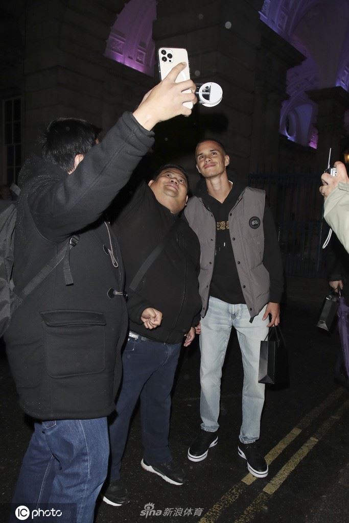 贝克汉姆次子罗密欧与女友外出参加派对（罗密欧·贝克汉姆女朋友）